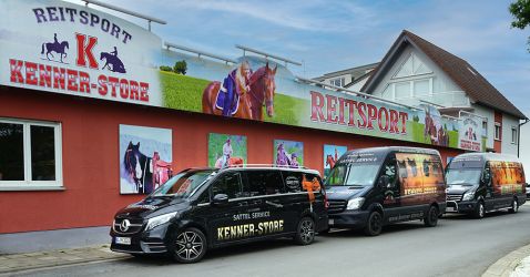 Flotte vor dem Laden in Hallstadt